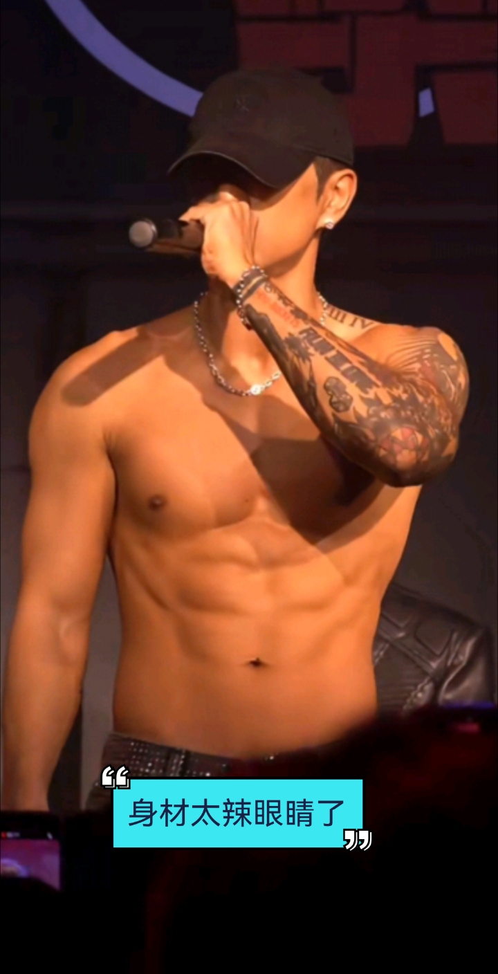 哇哦！打耳钉小麦色肌肉男舞台热舞，腹肌文身加持，帅到你眼红！