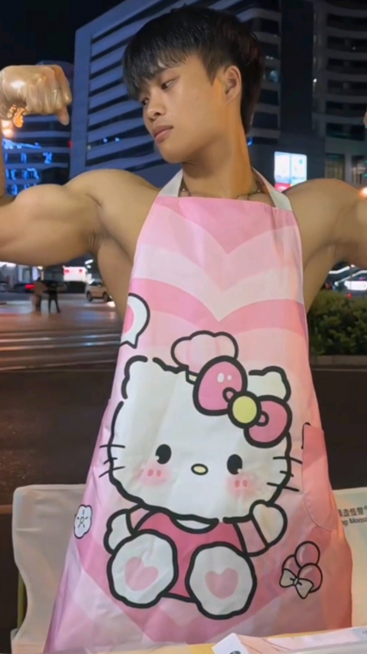 街头惊现反差萌小哥哥!俊朗肌肉男系粉色围裙练摊,你会捧场吗?