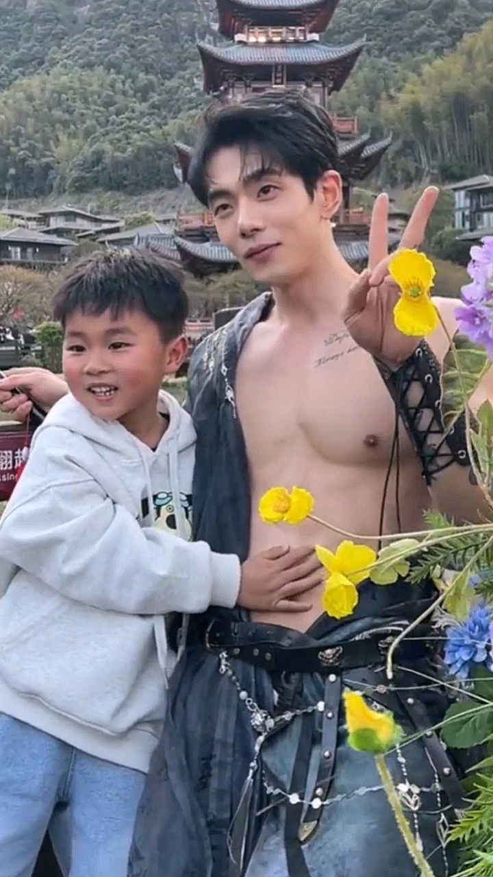 萌娃秒变“社牛”!景区摸肌肉男腹肌合影,这画面谁看了不心动?