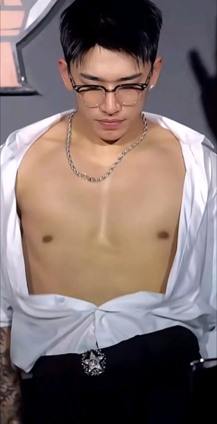 正装肌肉眼镜男脱衬衫跳劲舞,文身打耳钉霸气十足,男人味爆棚!