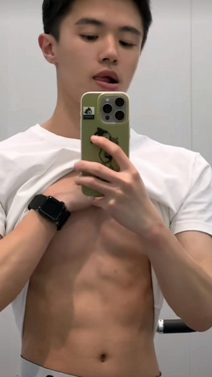 英俊05后小鲜肉男生在家穿白T恤秀腹肌,可爱又单纯,太喜欢了