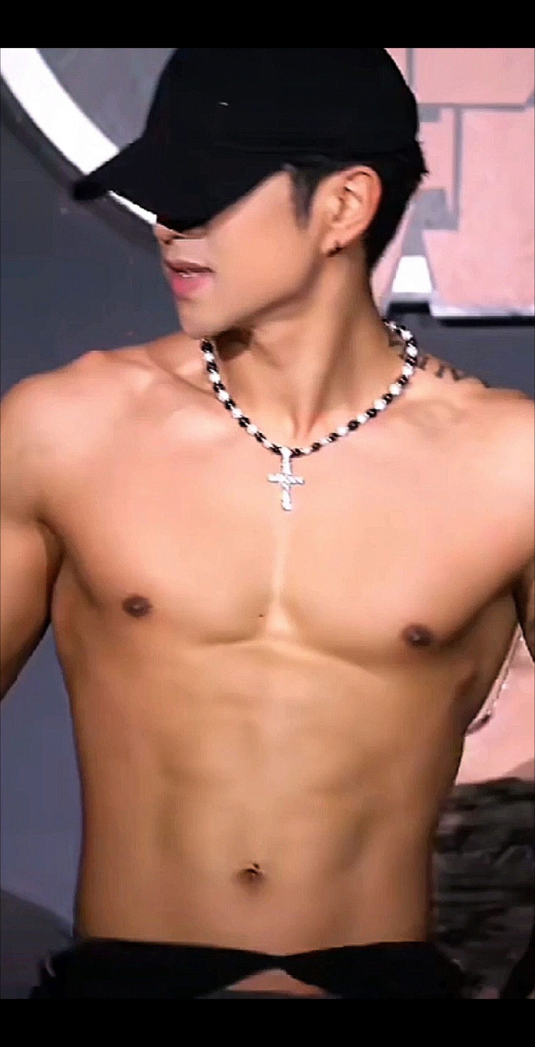 燃炸!舞台上黑背心肌肉男热舞脱衣,文身腹肌齐秀,酷帅英俊爆棚