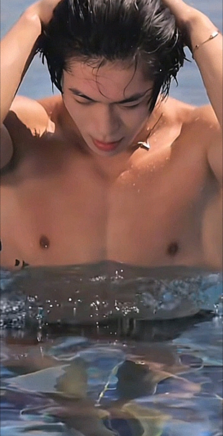 帅气肌肉男生泳池秀身材，细腰文身超吸睛，这样的他能做男友吗？