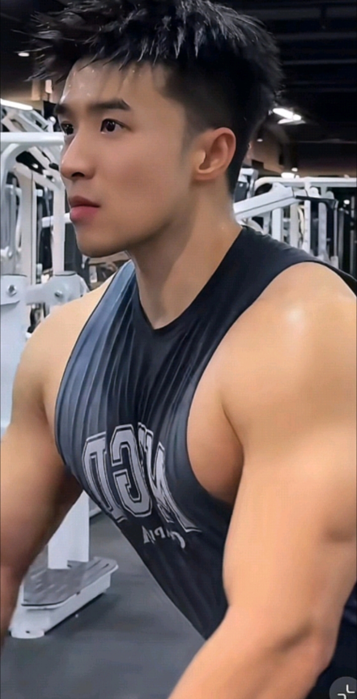 哇塞！帅气阳刚肌肉男健身房边健身边自拍，倒三角身材颜值还高！