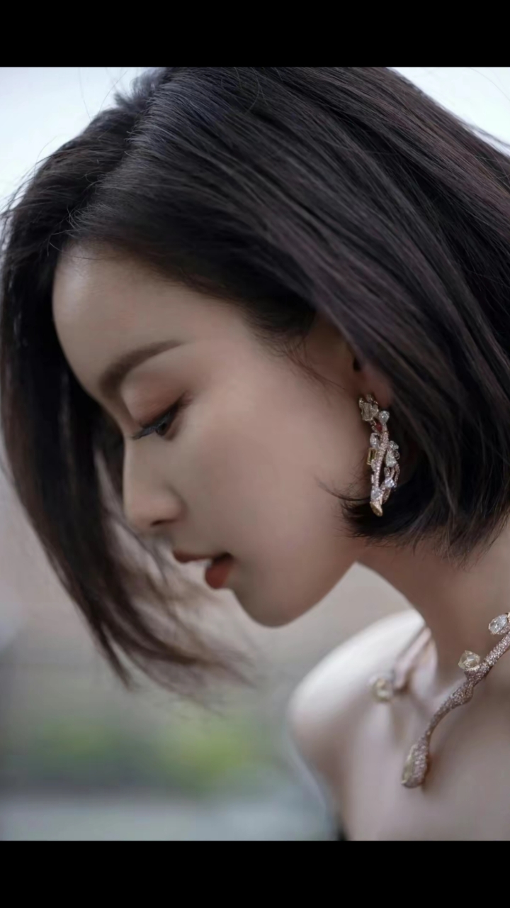 美女倪妮,一袭黑色鱼尾礼服,摇曳生姿