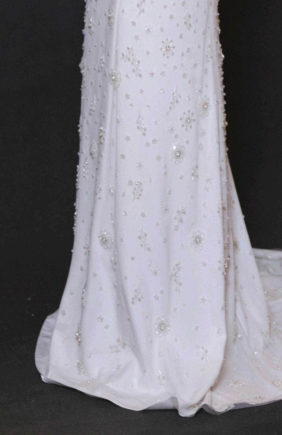 景甜穿珍珠白鱼尾礼裙，透视袖+珠饰，这气质绝了