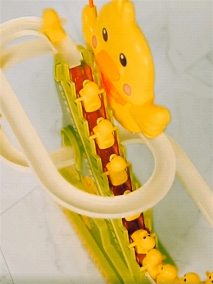 这个会爬楼梯的小黄鸭也太好玩了吧!有了它孩子不玩游戏了!