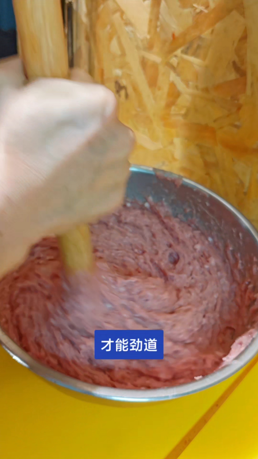 那叫一个零添加、无防腐、纯猪肉《手打午餐肉火腿》主打健康。煎
