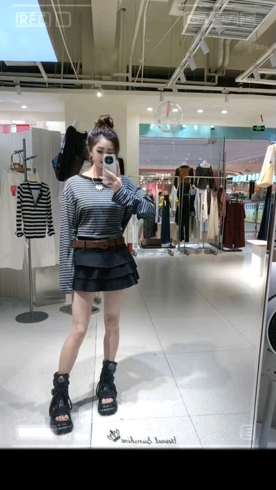 新衣服真的能治愈各种不开心!条纹上衣搭配蛋糕裙,简约又时尚