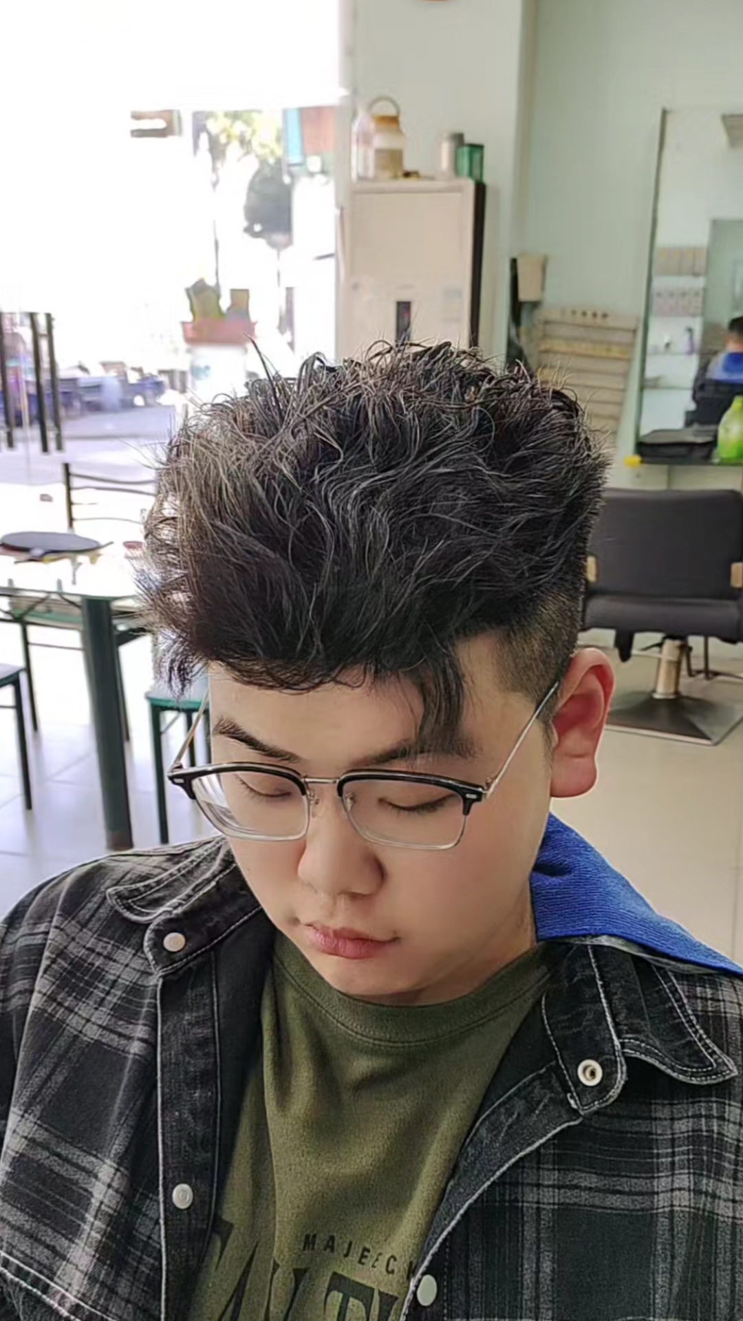痞帅痞帅的龙须侧背发型,设计完之后,这位帅哥非常喜欢