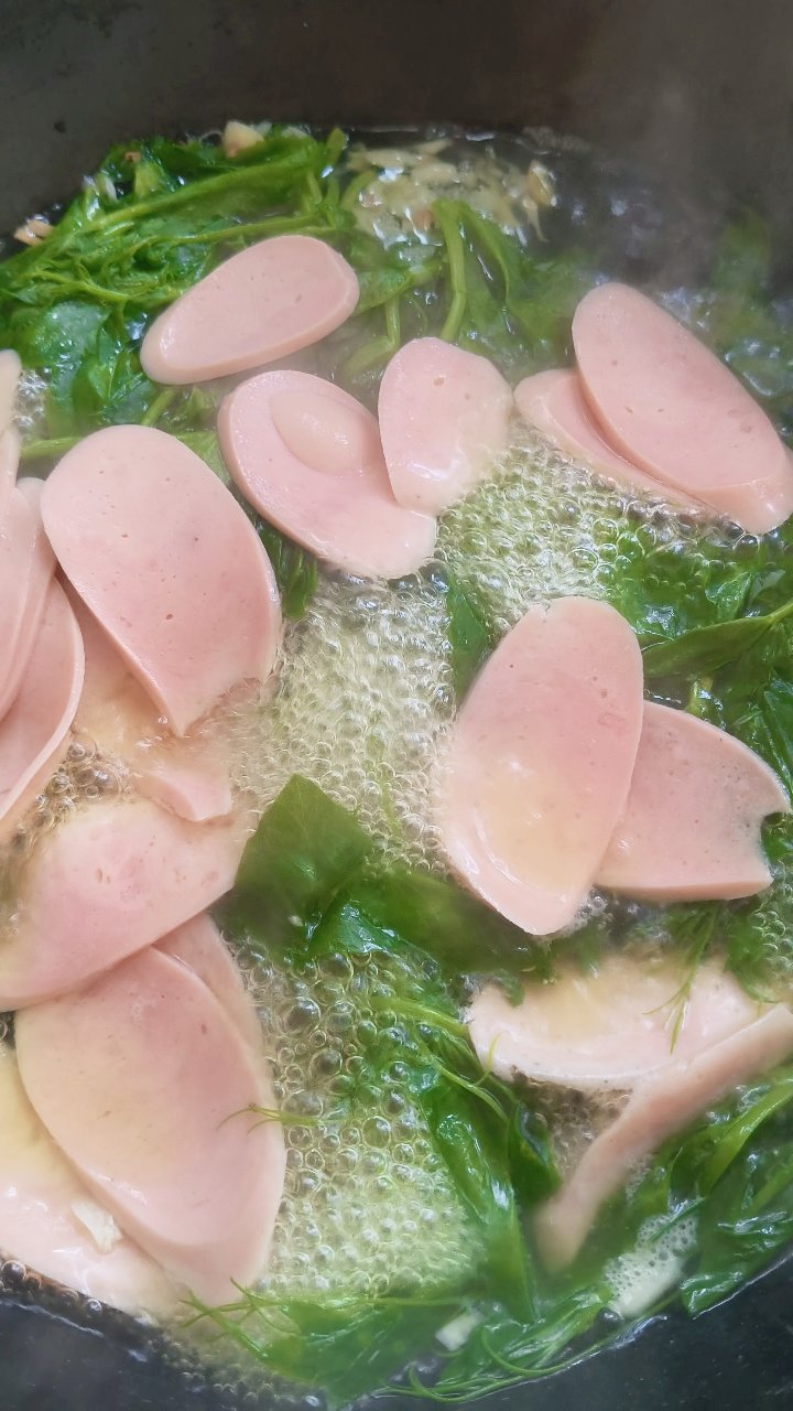 火腿肠烧豌豆尖汤