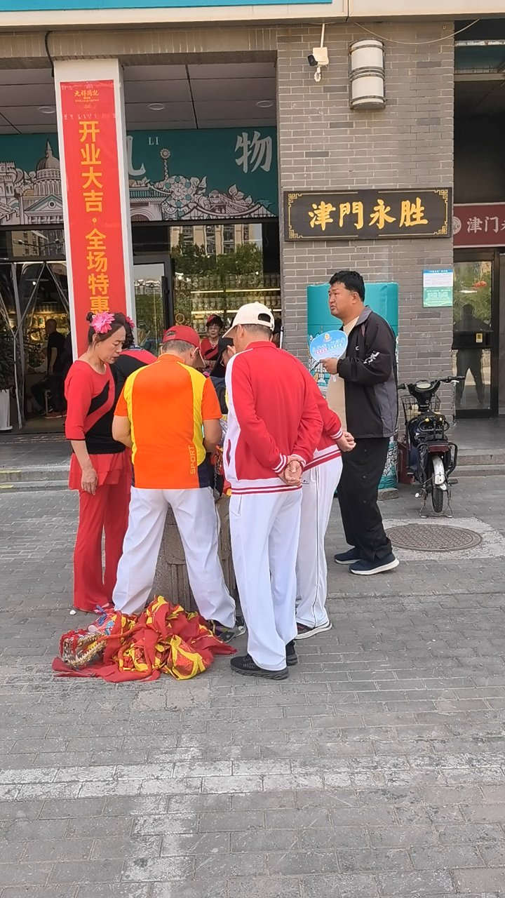 文娱活动的大爷大妈们准备就绪