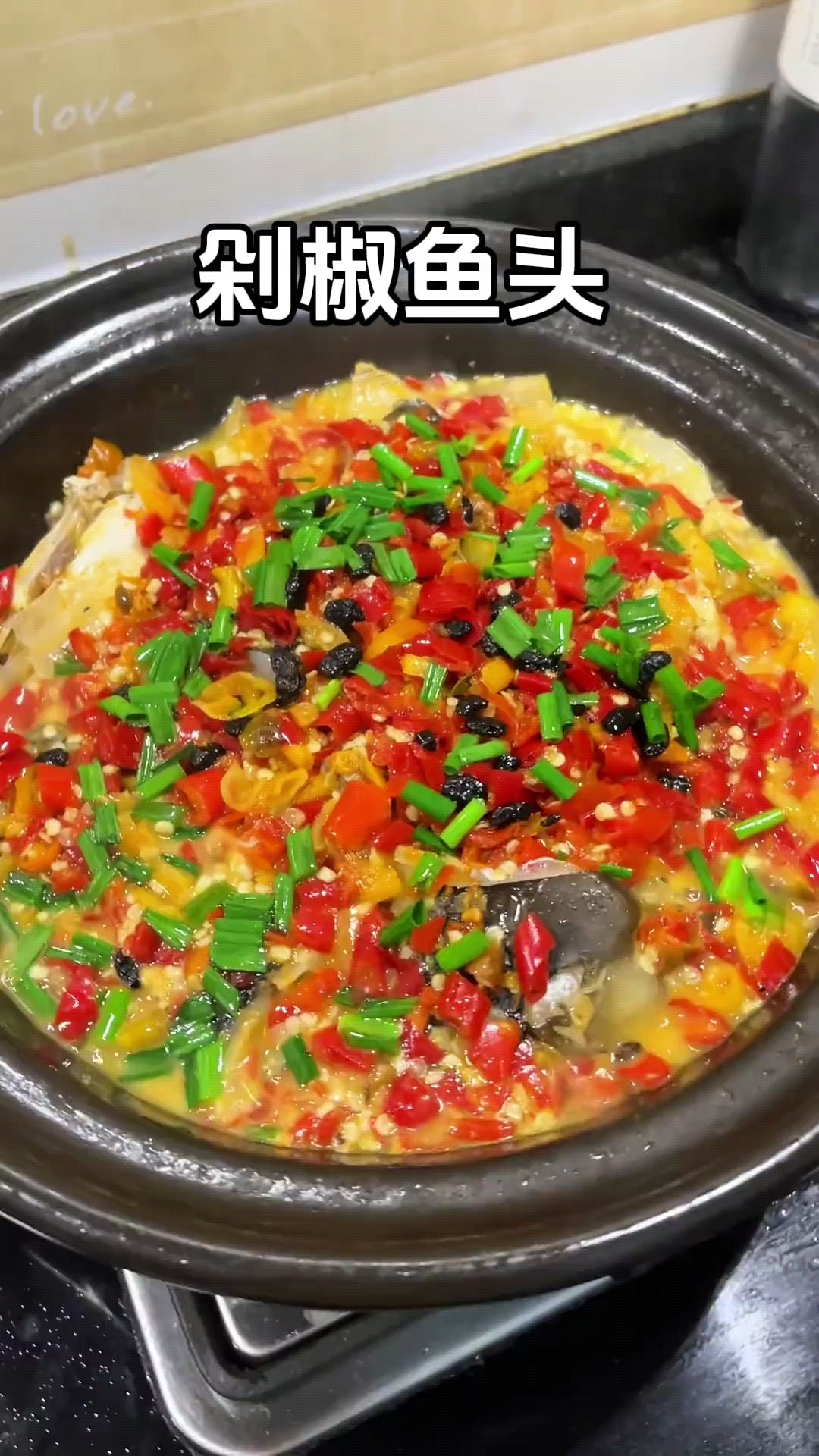 用砂锅做剁椒鱼头真的简单又美味,做法易学,超级好吃