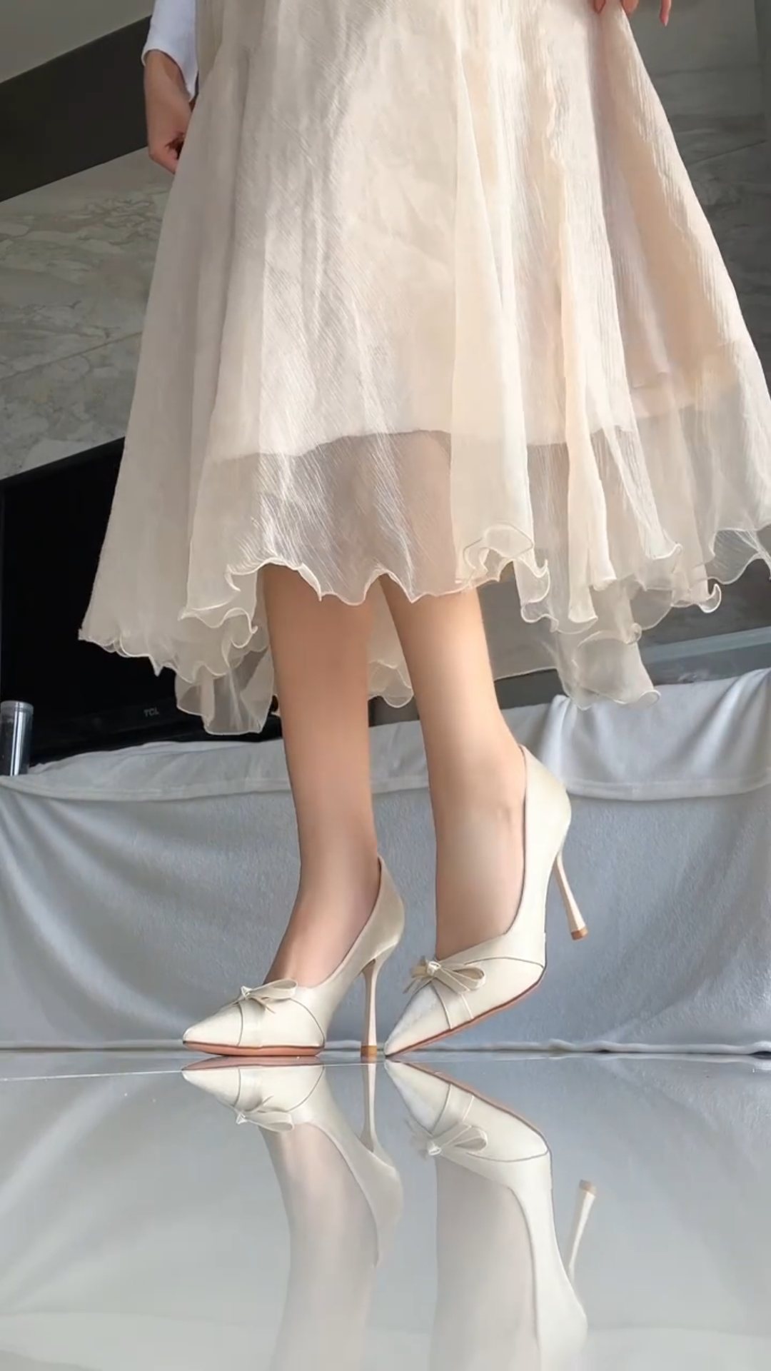 好气质啊!白色蝴蝶结高跟鞋!