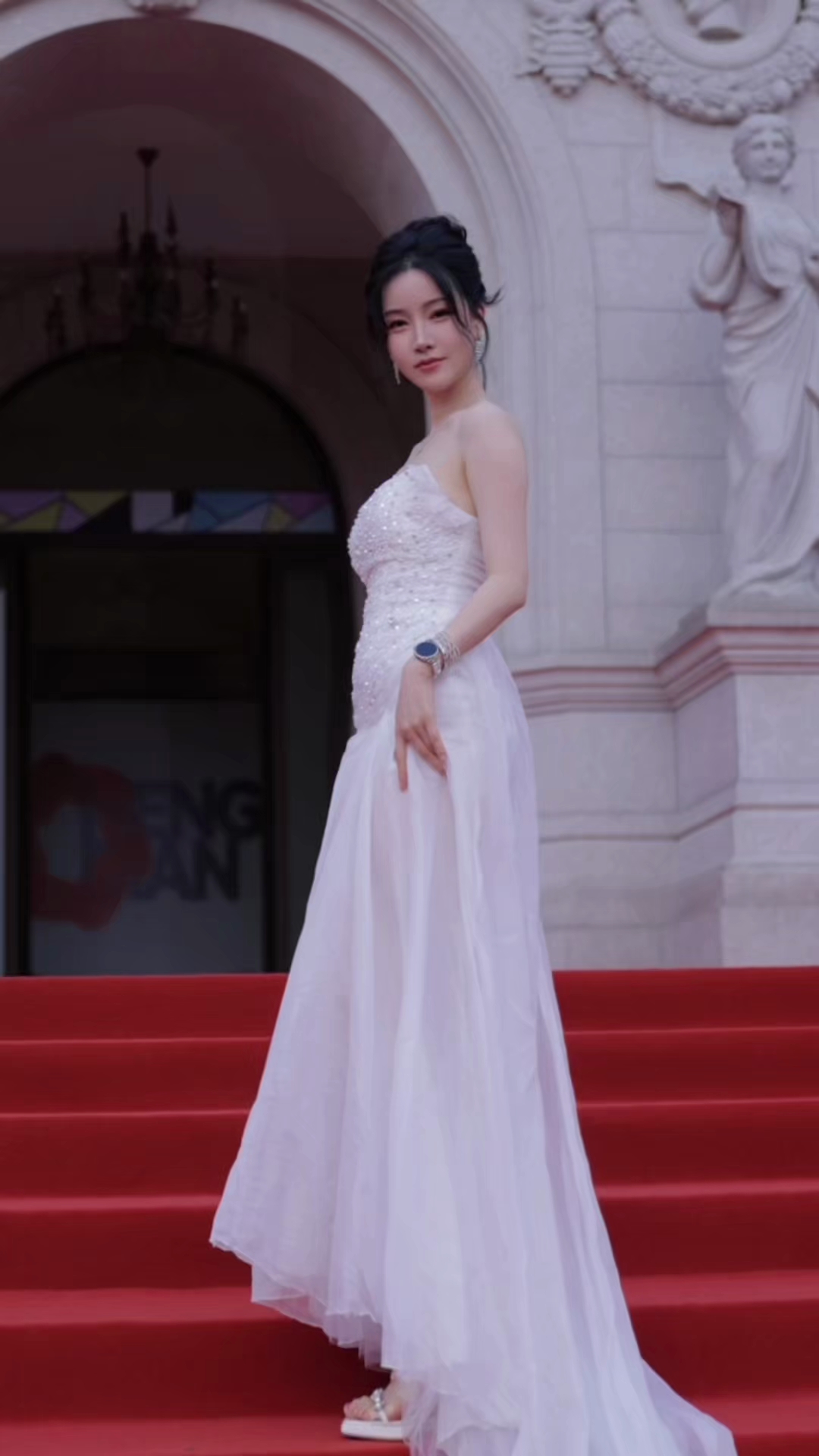 #猪肉西施 #刘亦彤 一袭露背鱼尾裙亮相横店电影节文荣奖