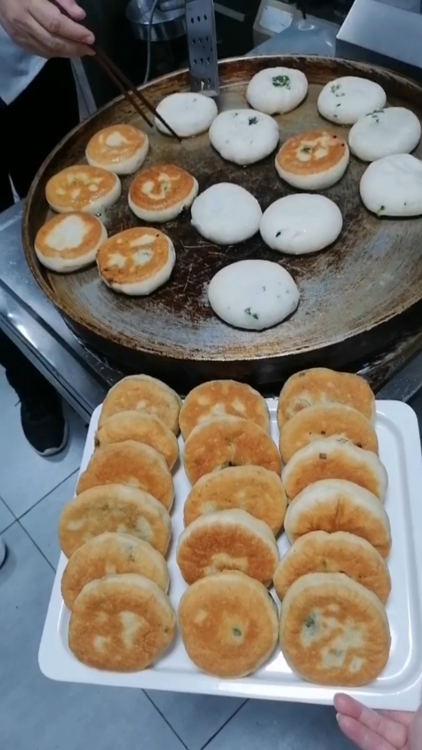 马上做好啦美味韭菜饼#美食##韭菜饼##煎饼##舌尖上的中国