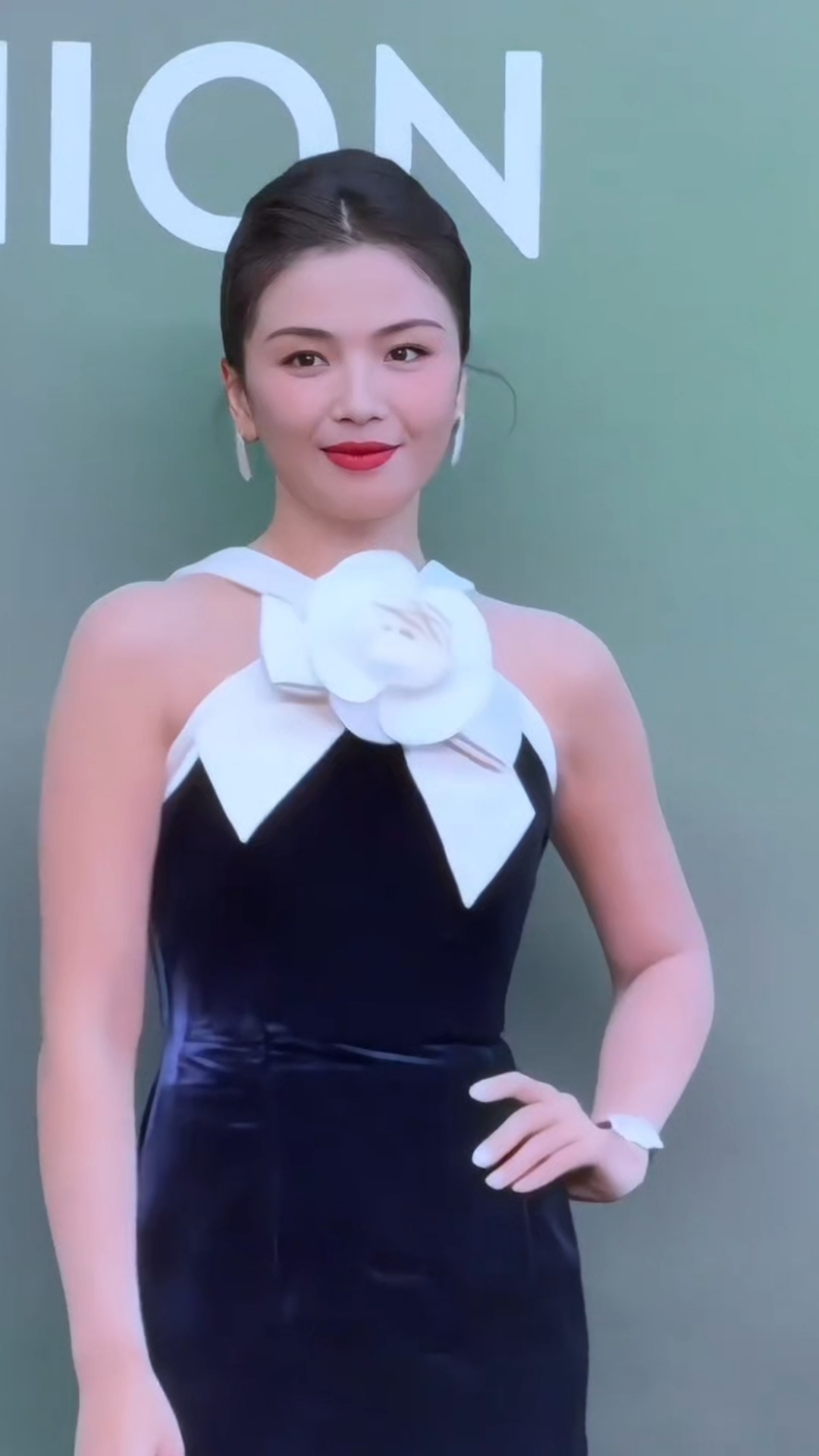 黑裙配白花,优雅女人味拉满   气质优雅女人味