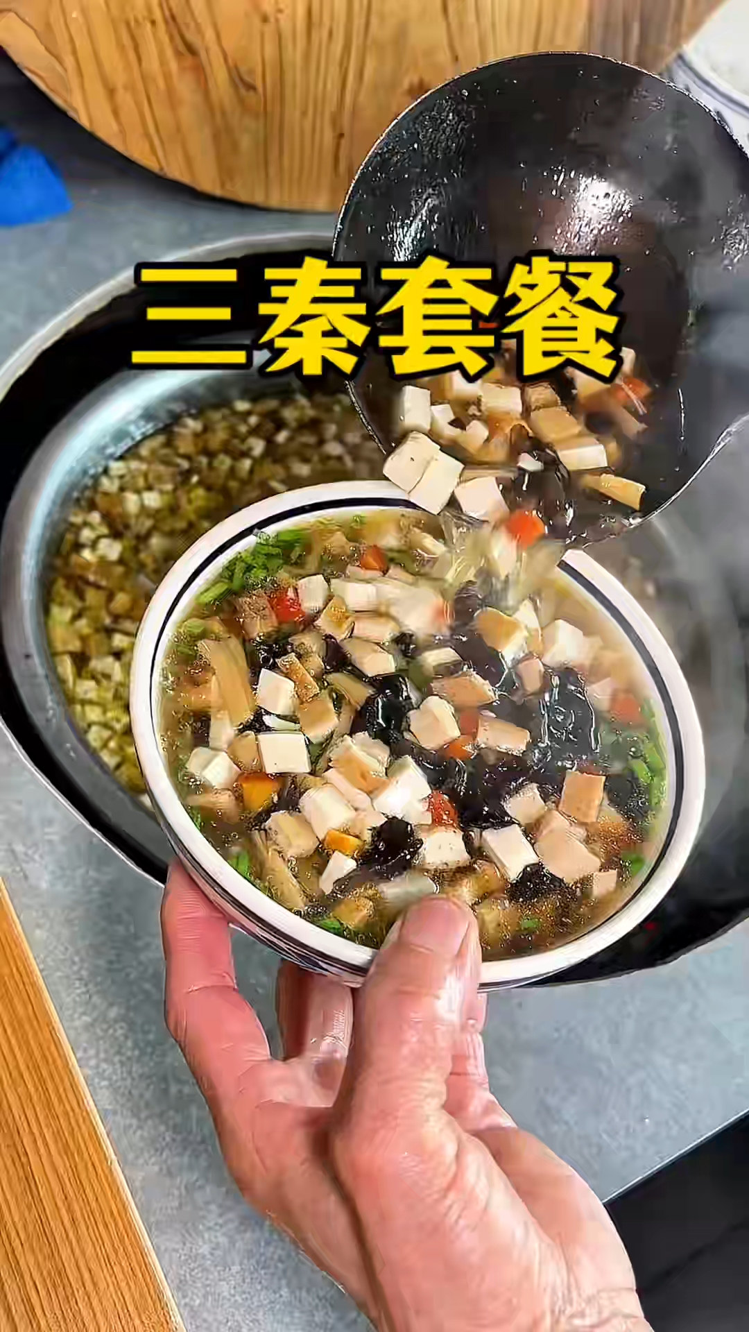 臊子鲜香碱面筋道，肉夹馍我没见过比这更大的了，而且白吉饼外酥内软，腊汁肉软烂入味香到跳脚