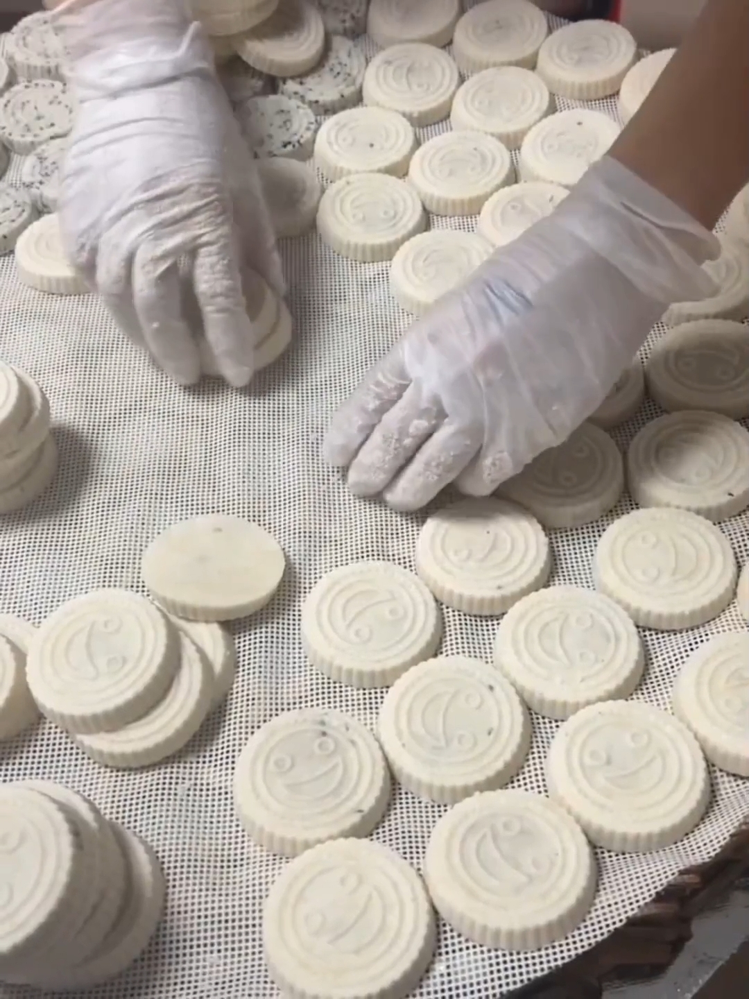 [庆祝][庆祝]年货传统广西米饼制作中!你学会了吗～