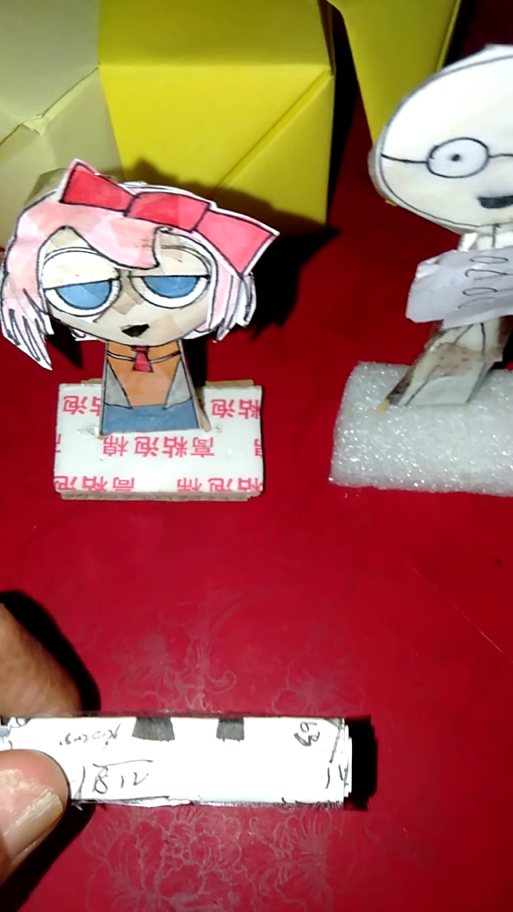 上次第一个手工是用胶带做小正方体,本次第二个手工是刀剑。