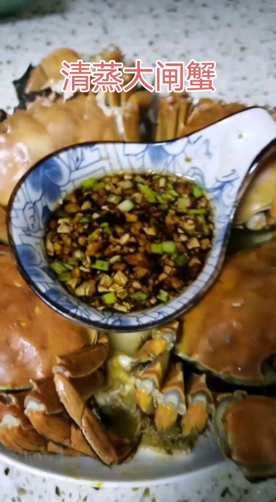 立冬了,在家做一盘清蒸大闸蟹,我喜欢放紫苏叶杀菌,祛寒,避腥