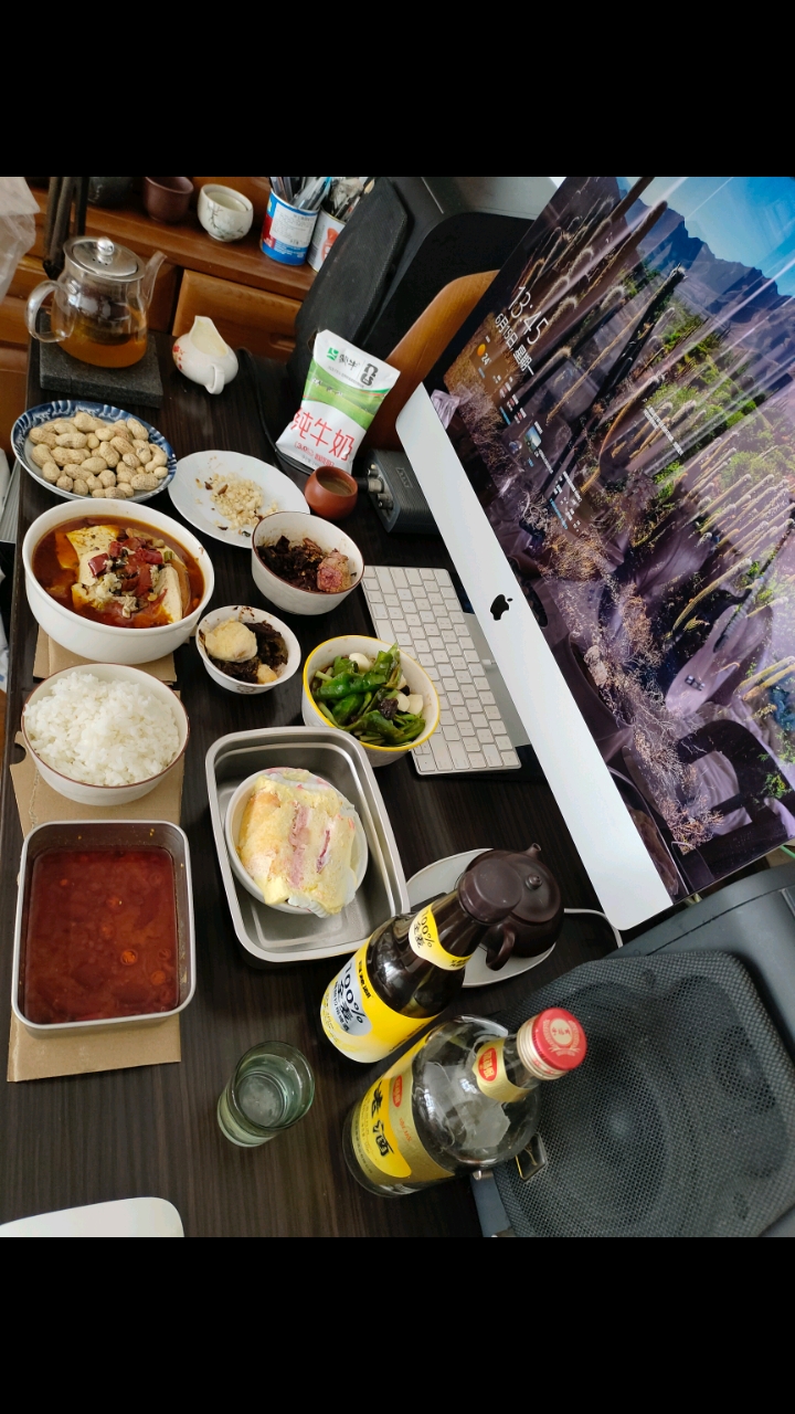麻辣烫 小菜 炒花生 好利来蛋糕 宁成老酒 全麦啤酒 感恩惜福 主佑平安