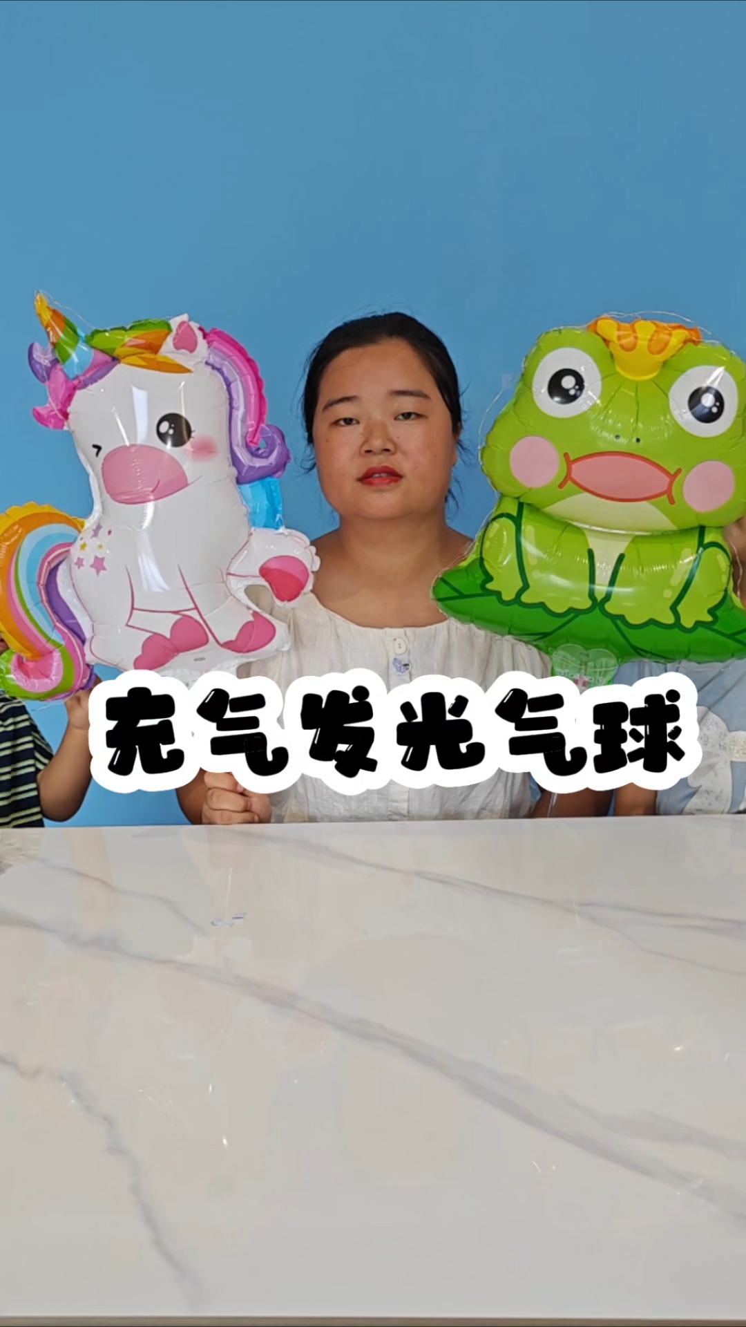 孩子喜欢玩气球,就买这种发光卡通动物铝膜气球,晚上拿着出去散