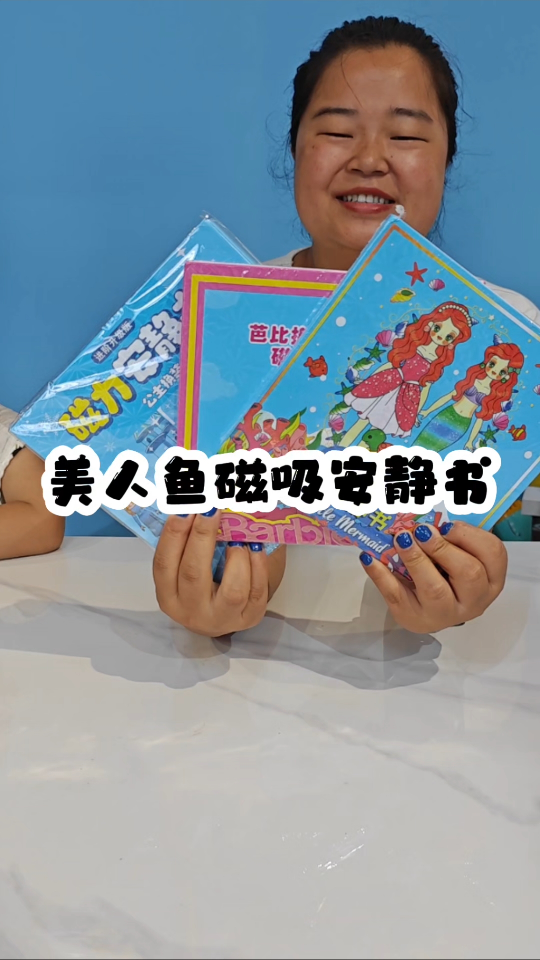 小女生都喜欢的换装贴纸书来了,它非常锻炼孩子的动手能力和专注