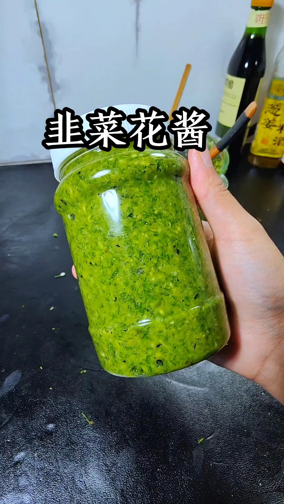 这款韭菜花酱真的很万能啊，绿油油的很夏天的颜色