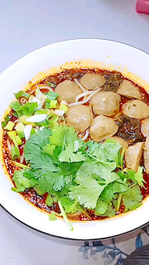 牛肉丸酸菜米线,香辣解馋,爽滑劲道,真的是太好吃了