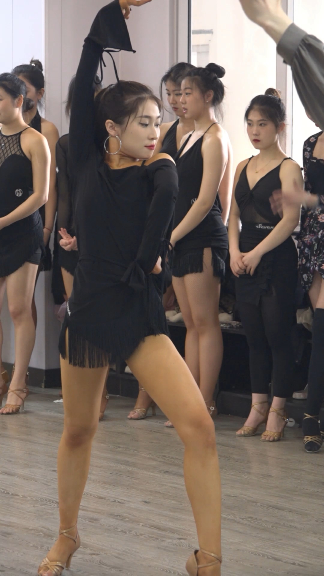 把鸡毛蒜皮换成风和日丽