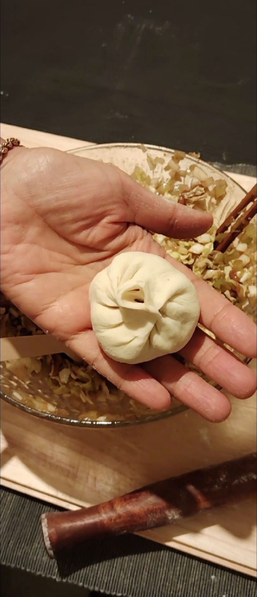 家里有点芹菜和白菜,就包了包子,大家看看怎么样
