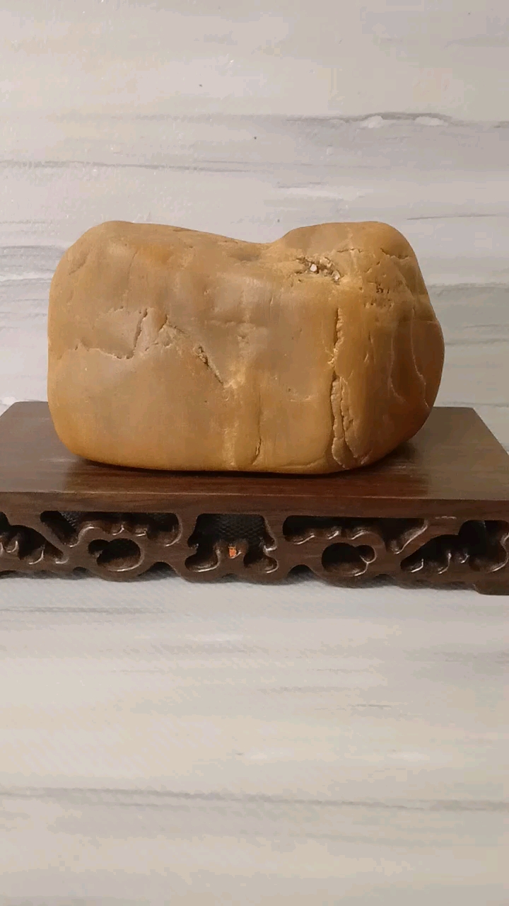 一块黄蜡石河马头像!