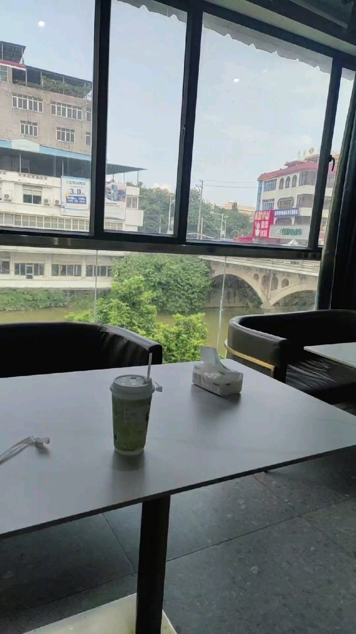 张黄有那么大一间江景奶茶店