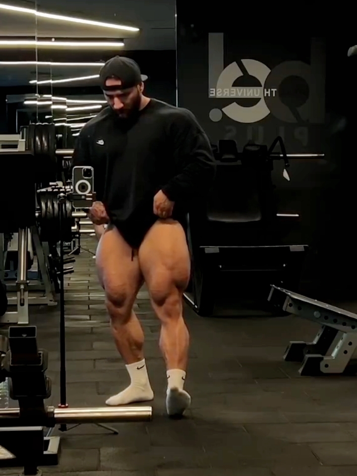 肌肉男展示超级牛蛙腿