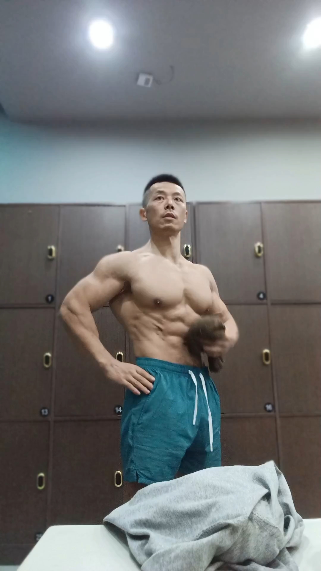 肌肉大叔秀腹肌