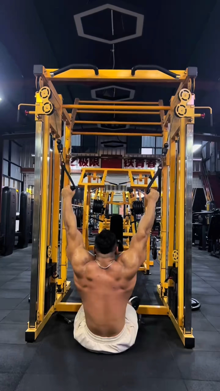 威猛肌肉男背部训练