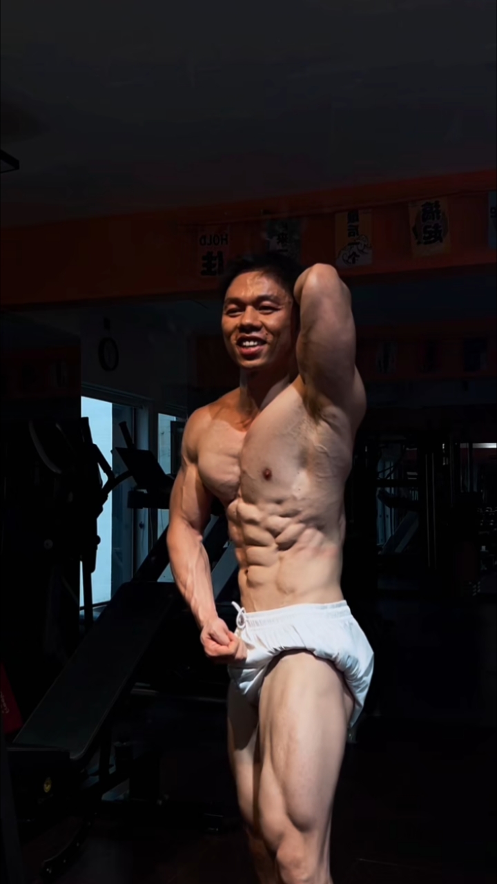 漂亮的八块腹肌肌肉男