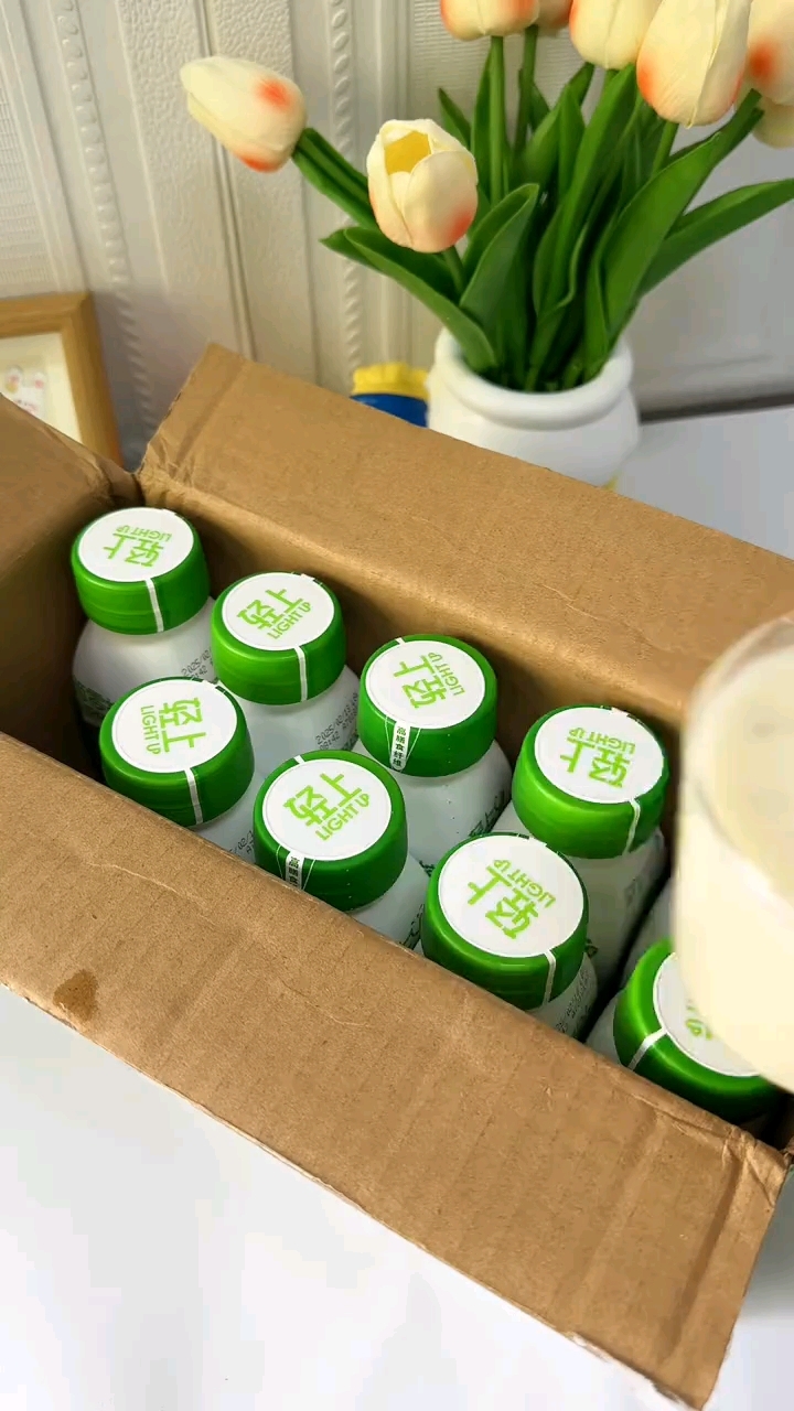 轻上奇亚籽羽衣甘蓝牛油果奶昔,真实果肉添加。