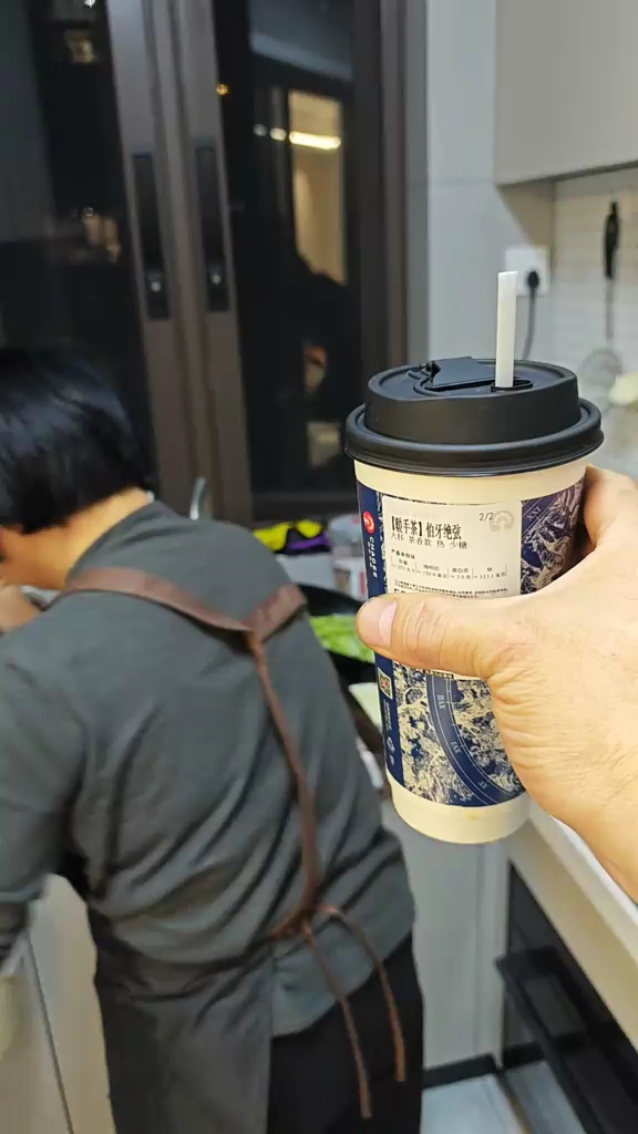 老公在厨房忙活,我手握奶茶静静围观,这日子太香了!
