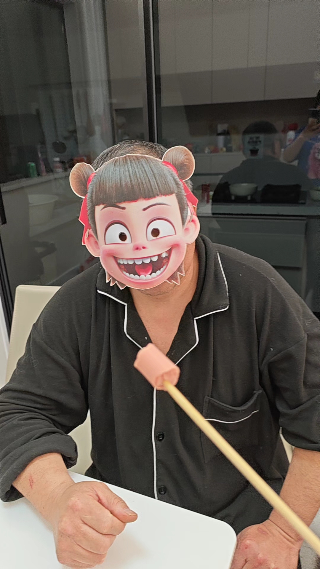 戴卡通面具吃火锅？这操作也太搞笑了吧！