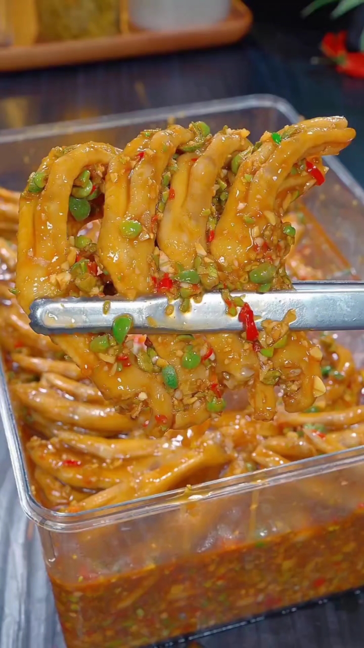 广西特色的鸡皮果酱泡鸭爪做法