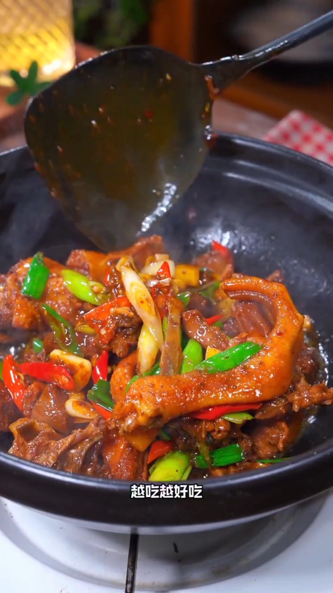 以后买鸭肉回来,就像我这样做干锅紫苏鸭,吃过你就知道有多好吃