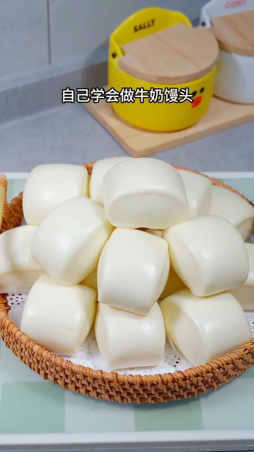 不加一点水的牛奶馒头,松松软软,非常好吃,做法简单