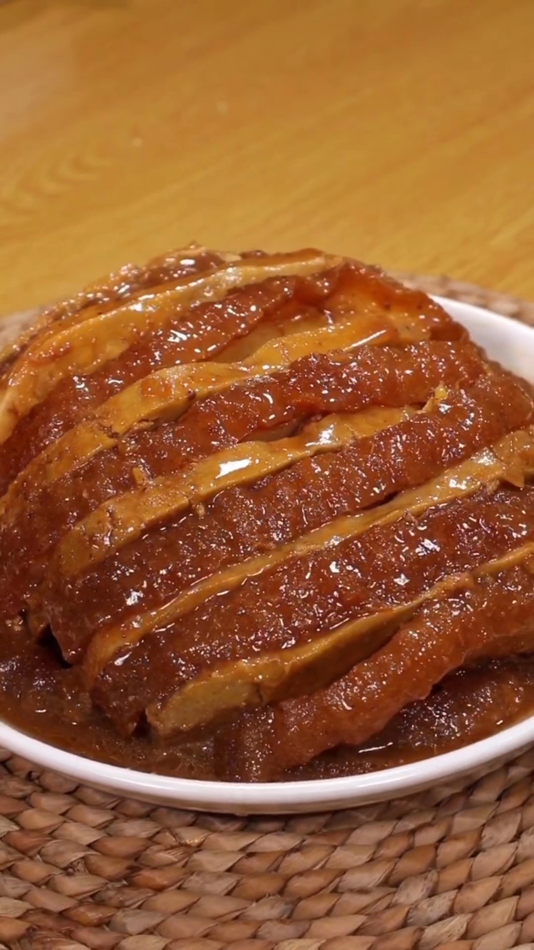 这是广西酒席不可缺少的一道菜,芋头扣肉,下面分享传统的做法