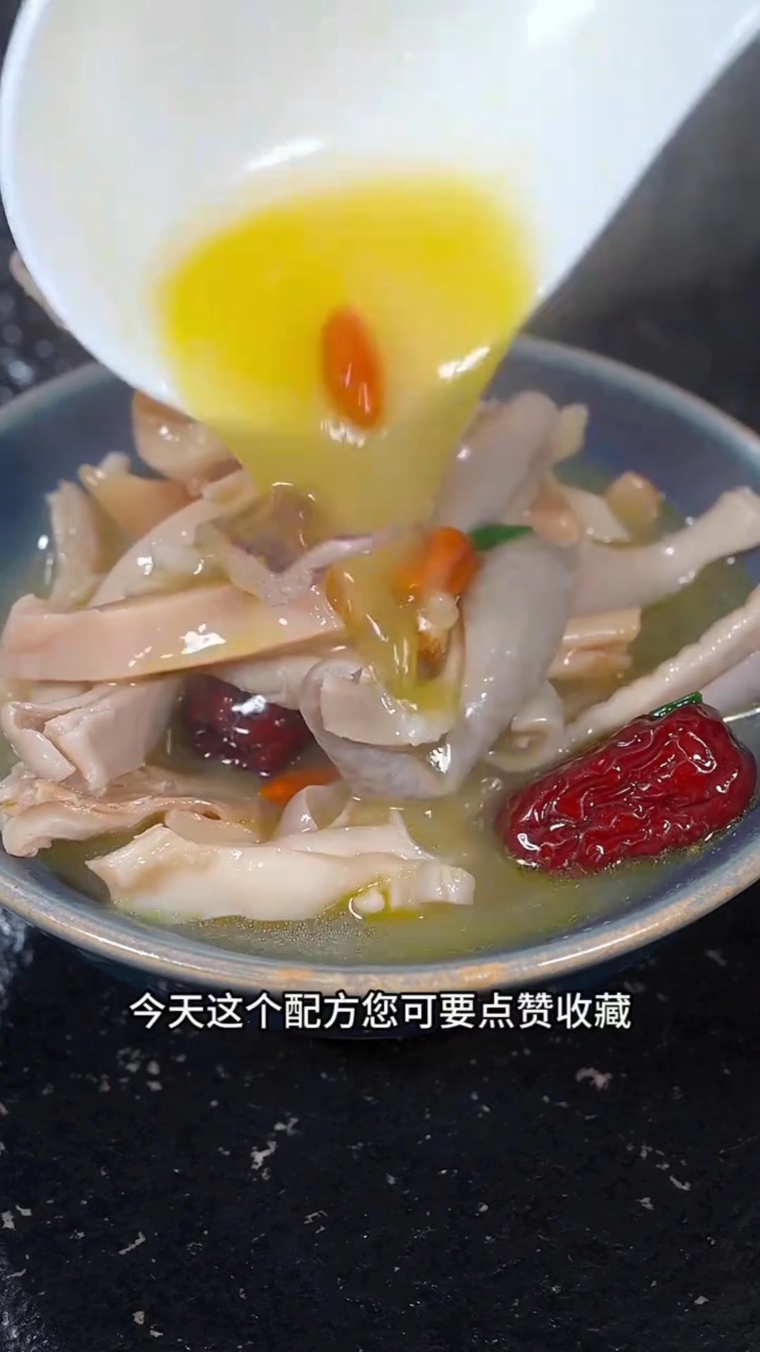 墨鱼+猪肚煲汤,像我这样做,不但营养,而且非常鲜美好吃