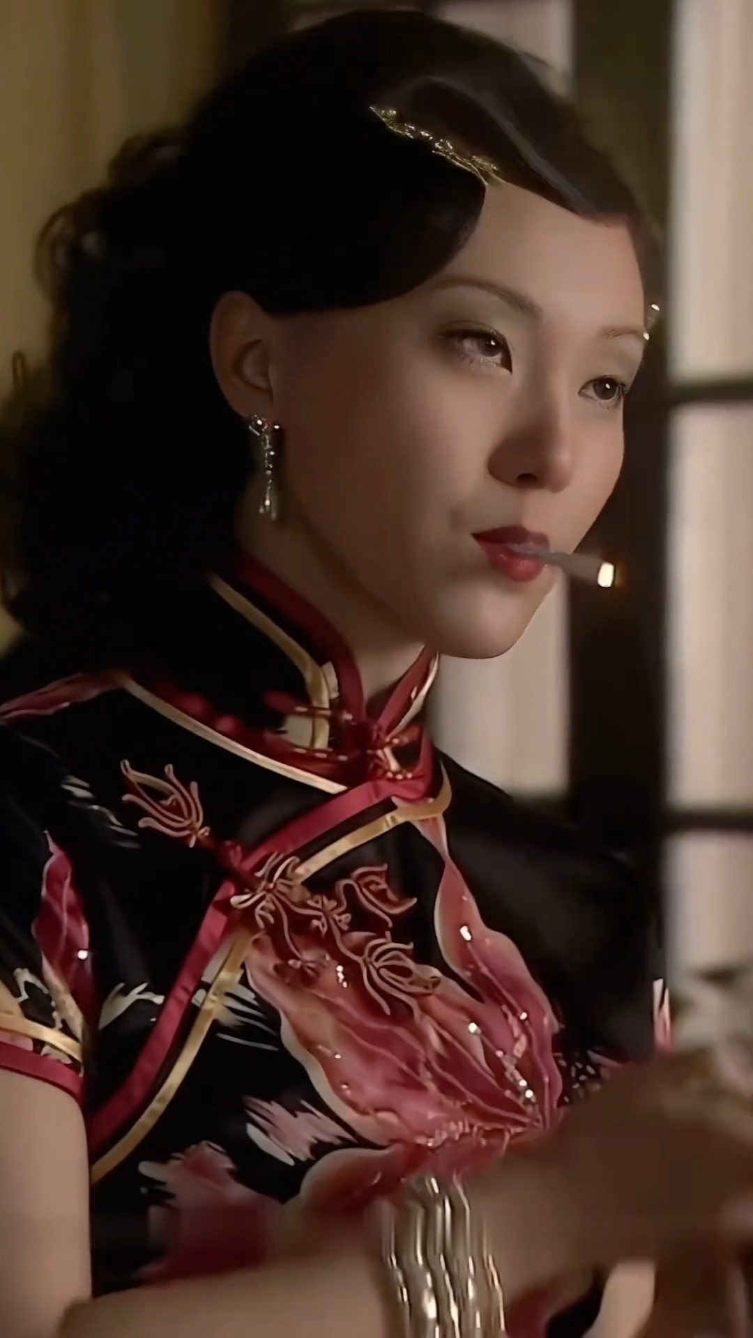 48岁的陈数,落落大方,瓜子脸蛋,典型的东方美人胚子。