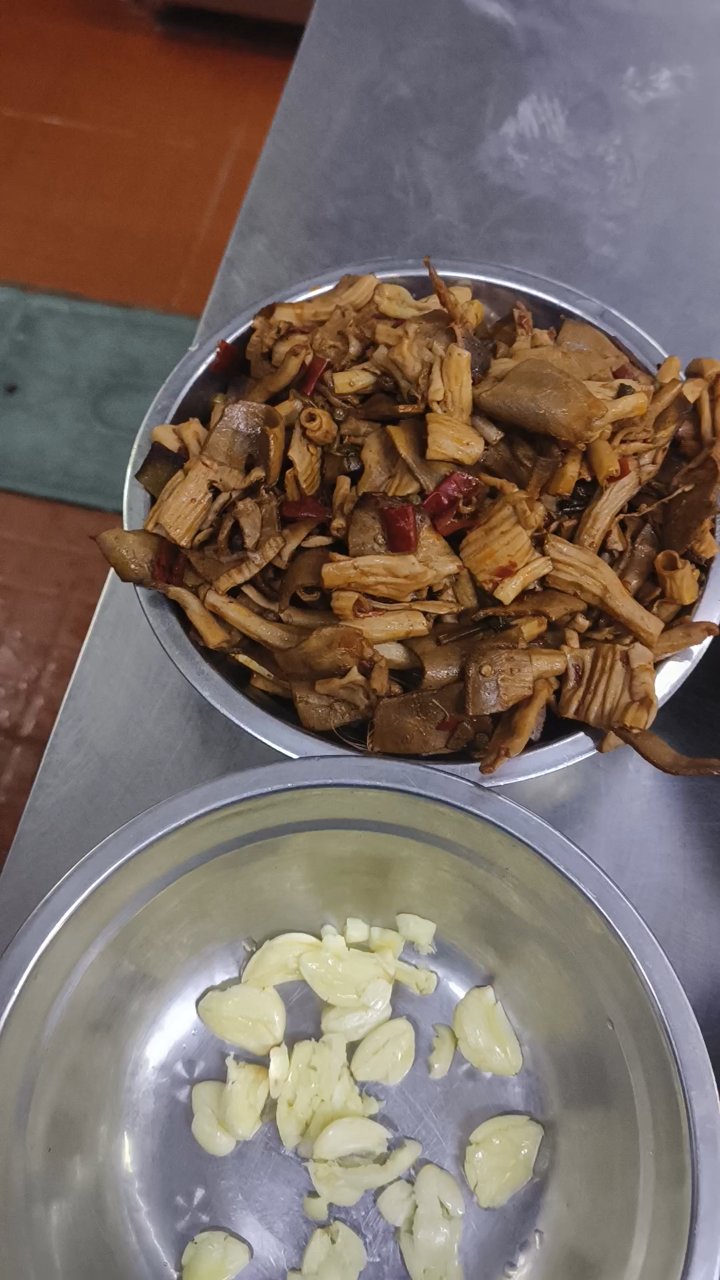 蒜苔爆炒鸭板肠,香辣下饭