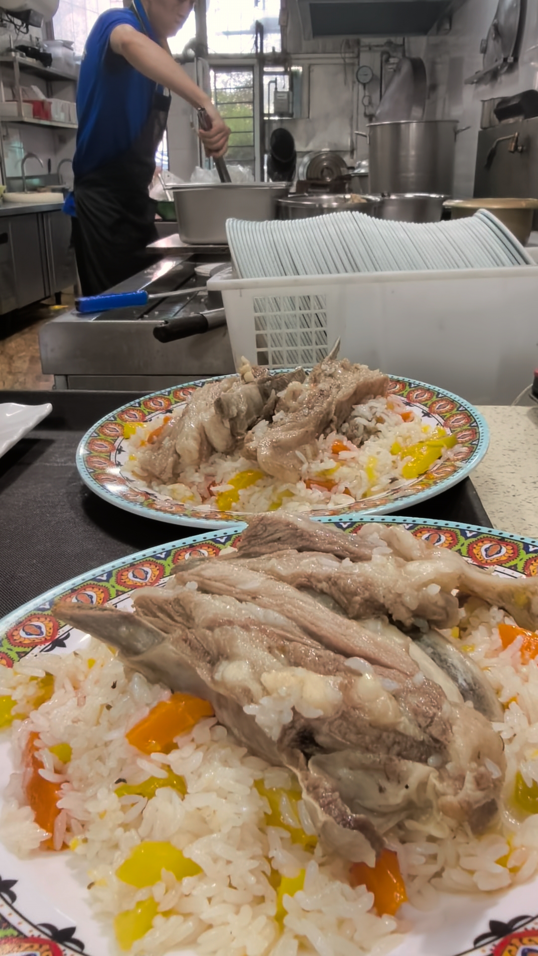 午餐就从抓饭开始吧！ #新疆羊肉抓饭# #乌鲁木齐抓饭 #西部哈哈特色抓饭