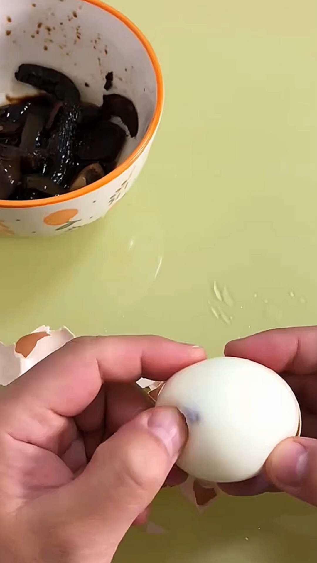 看看鸡蛋黄里面是啥?